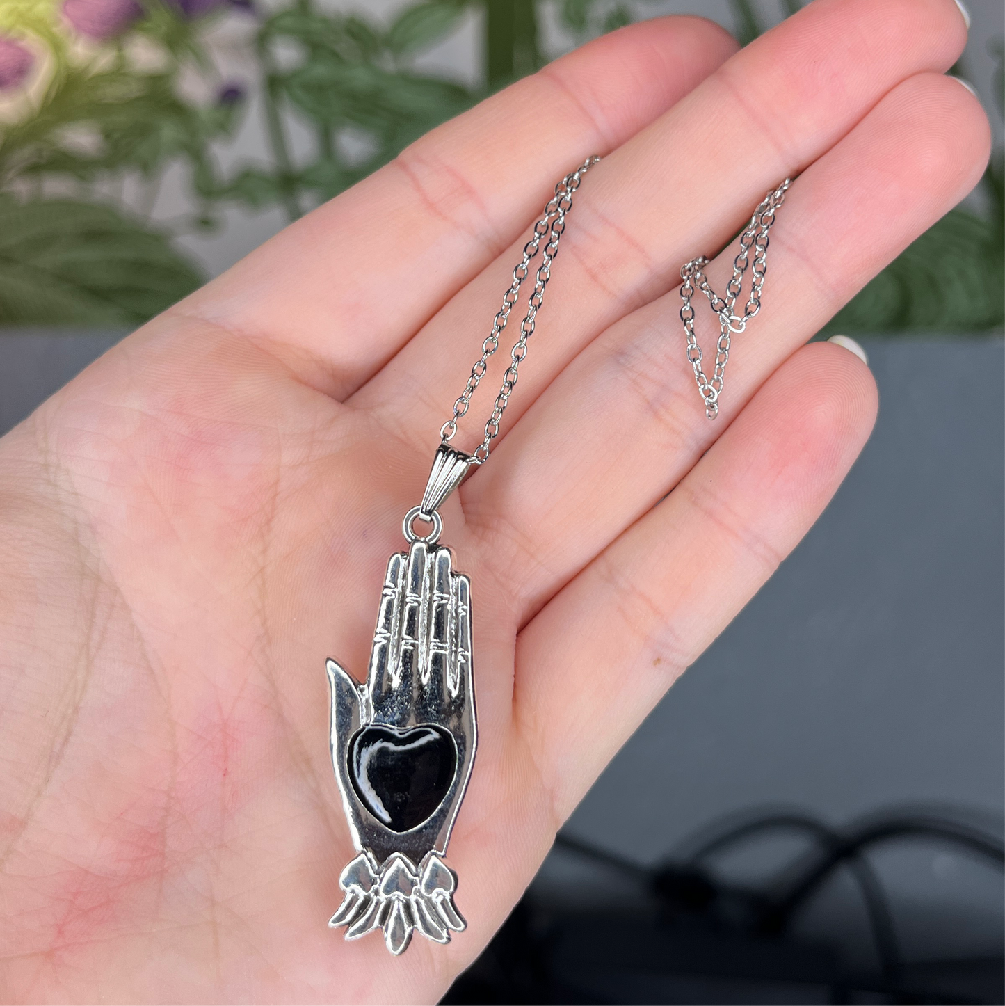 BLACK HEART PALM NECKLACE