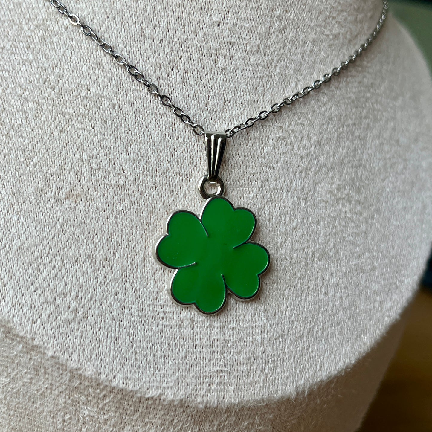 COLOURFUL CLOVER NECKLACE