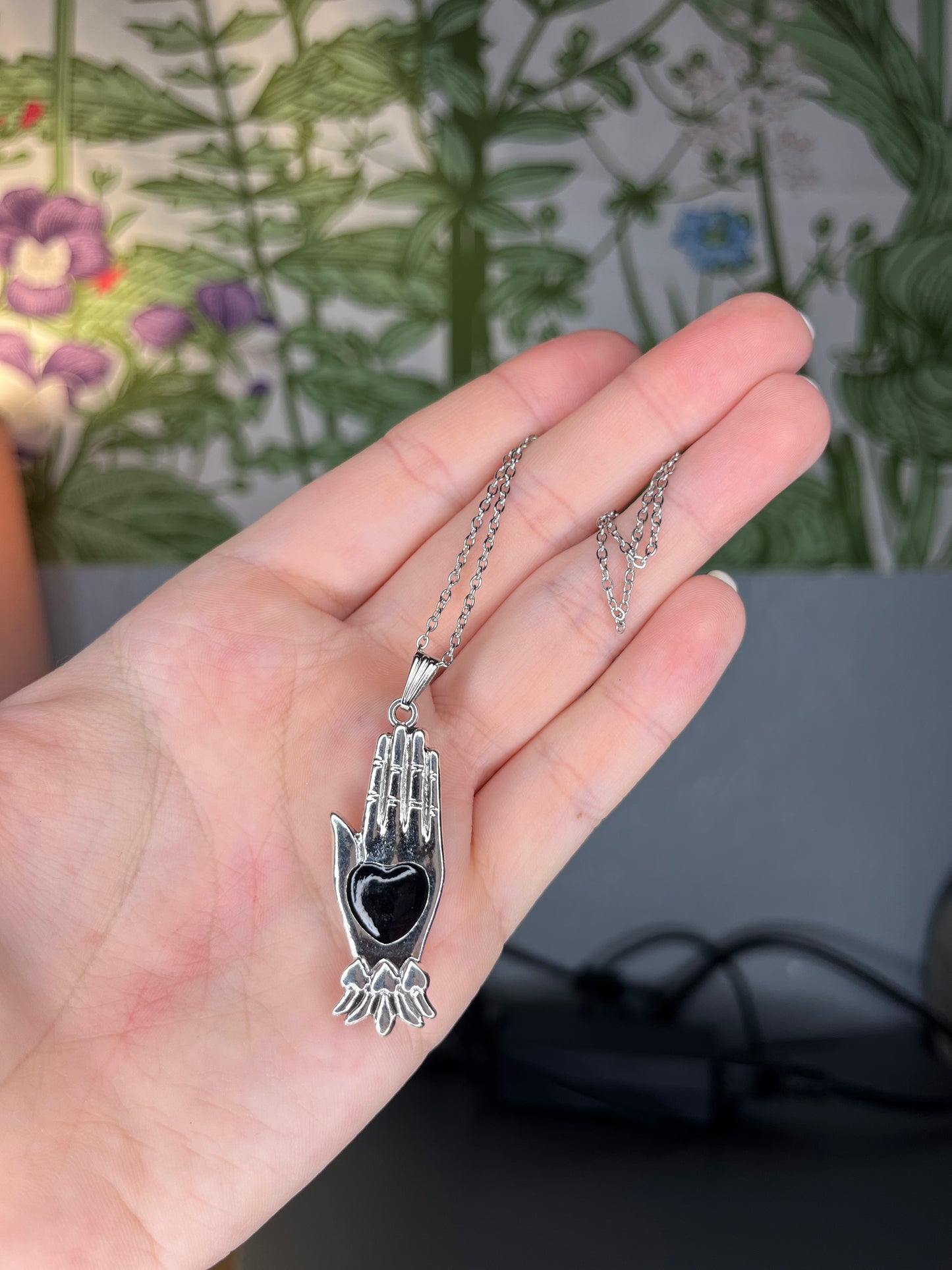 BLACK HEART PALM NECKLACE